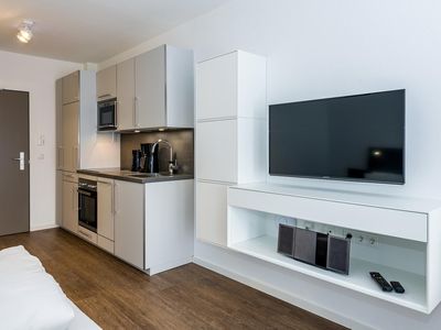 Wohn-Ess-Schlafbereich mit Küchenzeile und Faltscreen TV