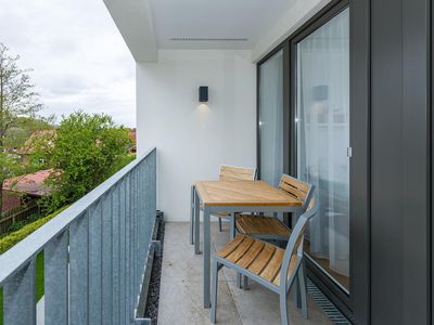 Überdachter Balkon mit Sitzgelegenheit