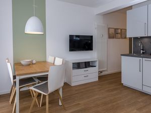 Wohn-Essbereich mit Esstisch, Flatscreen TV und Küchenzeile