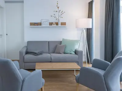 Wohn-Essbereich mit Couch und Sitzgelegenheit