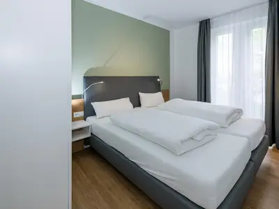 Schlafzimmer mit Doppelbett