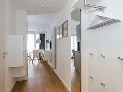 Flur mit Garderobe und Spiegel
