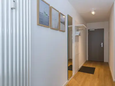 Flur mit Garderobe und Spiegel