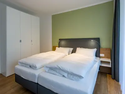 Schlafzimmer mit Doppelbett und Kleiderschrank