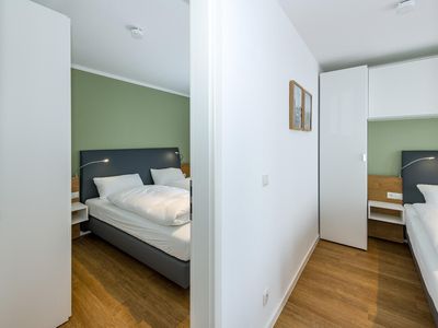 Zwei Schlafzimmer mit Doppelbett