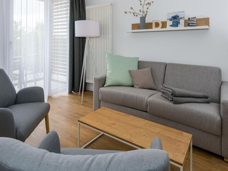 Wohn-Essbereich mit Couch und Sessel