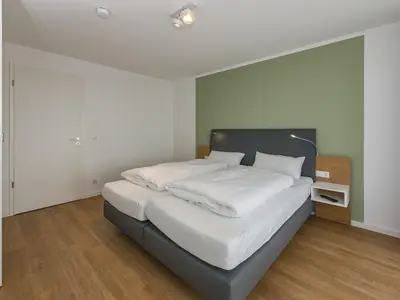 Schlafzimmer mit Doppelbett und Kleiderschrank