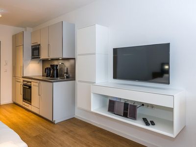 Wohn-Ess-Schlafbereich mit Küchenzeile und Faltscreen TV