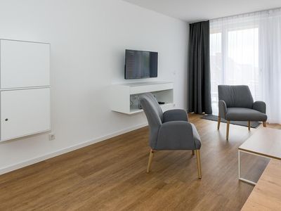Wohn-Essbereich mit Couch und Flatscreen TV