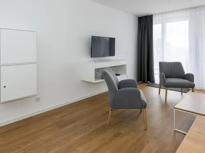 Wohn-Essbereich mit Couch und Flatscreen TV