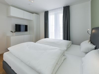 Schlafzimmer mit Doppelbett und Flatscreen TV - gbmv0-01 - Großenbrode