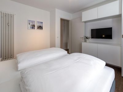 Schlafzimmer mit Doppelbett und Flatscreen TV - gbmv0-01 - Großenbrode