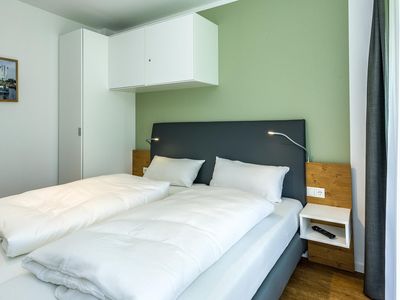 Schlafzimmer mit Doppelbett und Kleiderschrank