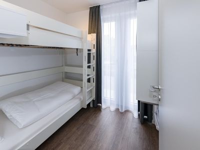 Schlafzimmer mit Etagenbett und Kleiderschrank