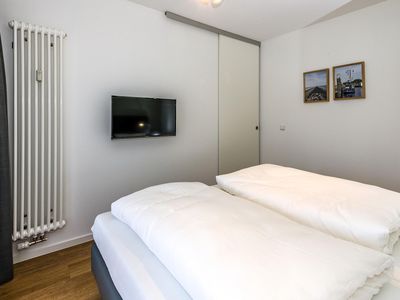 Schlafzimmer mit Doppelbett und Flatscreen TV - gbmv0-01 - Großenbrode