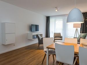 Wohn-Essbereich mit Esstisch, Sitzgelegenheit und Flatscreen TV