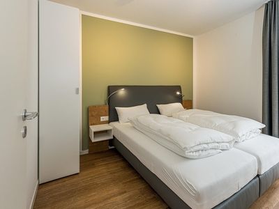 Schlafzimmer mit Doppelbett und Kleiderschrank