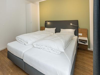 Schlafzimmer mit Doppelbett und Kleiderschrank