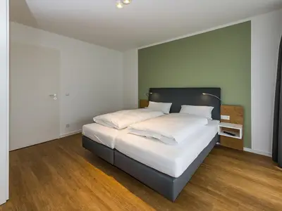Schlafzimmer mit Doppelbett