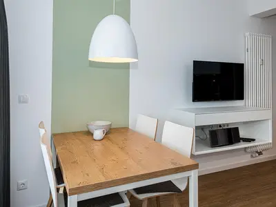 Wohn-Essbereich mit Esstisch, Sitzgelegenheit und Flatscreen TV