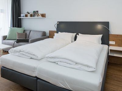 Wohn-Ess-Schlafbereich mit Doppelbett