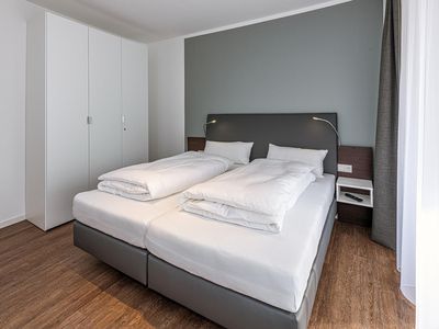 Schlafzimmer mit Doppelbett und Kleiderschrank