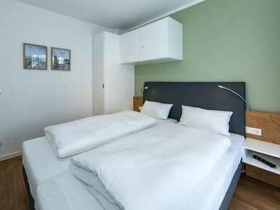 Schlafzimmer mit Doppelbett und Kleiderschrank