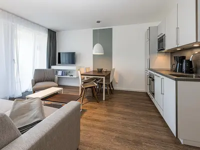 Wohn-Essbereich mit Couch und Küchenzeile