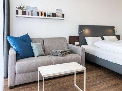 Wohn-Ess-Schlafbereich mit Couch