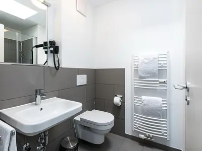 Badezimmer mit Dusche