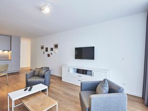Wohnbereich mit Sitzgelegenheit und Flatscreen TV
