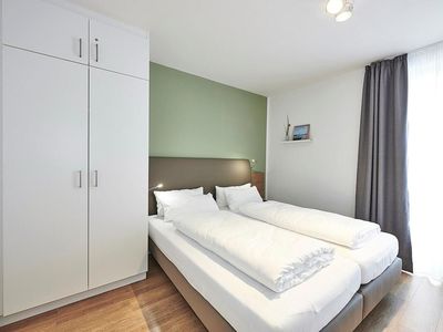 Schlafzimmer mit Doppelbett und Kleiderschrank