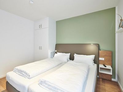 Schlafzimmer mit Doppelbett und Kleiderschrank