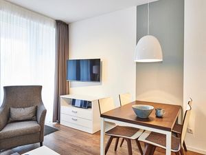 Wohn/Essbereich mit Sessel, Esstisch und TV
