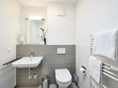 Badezimmer mit WC, Spiegel und Waschtisch