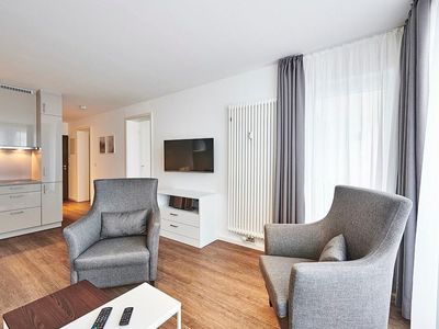 Wohn/Essbereich mit Sesseln und TV