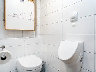 WC Erdgeschoss mit klappbarem Wickeltisch
