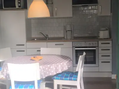 Küche mit gemütlichem Essbereich