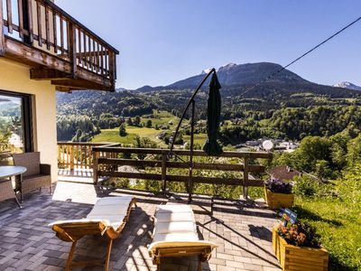 Terrasse mit Sonnenliegen und Blick auf Kehlstein und Hoher Göll