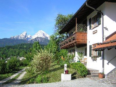 Hausansicht mit Watzmann im Hintergrund