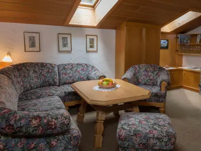 Das gemütliche Wohnzimmer mit großer Couch