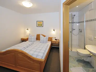 Schlafzimmer und Bad