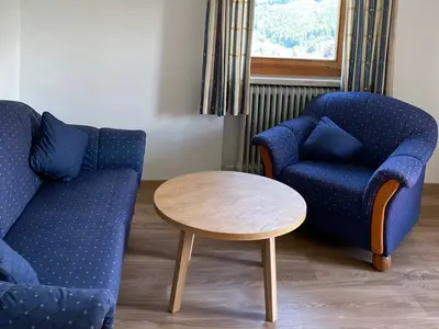 Sitzecke mit Couch und Sessel