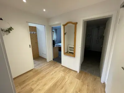 Flur mit einem Spiegel