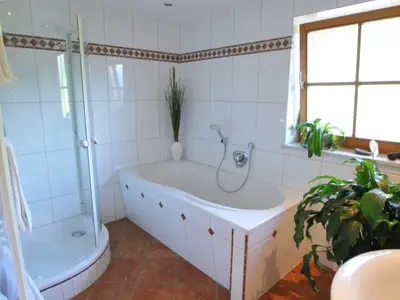 Bad mit Dusche/Badewanne und WC