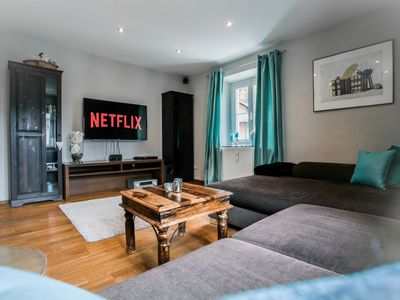 Wohnzimmer mit TV und Netflix
