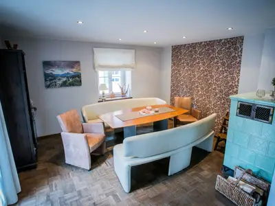 Esszimmer mit Kachelofen