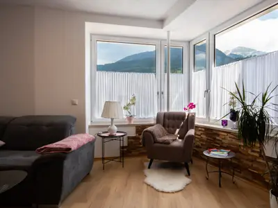 Wohnzimmer mit Bergblick