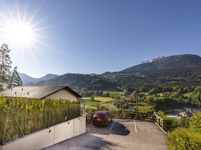 Zufahrt zu den Stellplätzen unten - der ganz rechts gehört zur Ferienwohnung - mit Blick auf Kehlstein und Hoher Göll