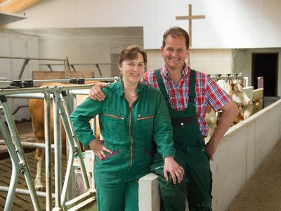 Hans und Silke Angerer im Stall